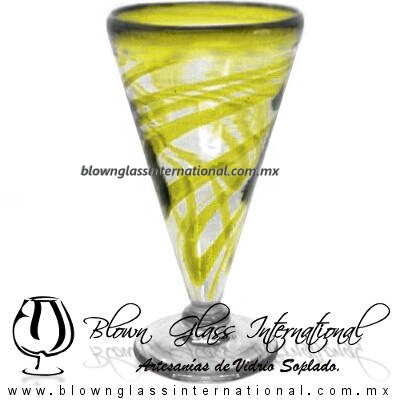 Copa Cónica Cervecera Hilo Jalado y Borde de color Amarillo (pie cristal), Artesanías de Vidrio Soplado - Blown Glass Cup Handmade Copa Cónica Cervecera Hilo Jalado y Borde de color Amarillo (pie cristal), Artesanías de Vidrio Soplado - Blown Glass Cup Handmade