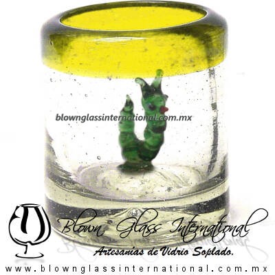 Tequilero Cilíndrico con Gusanito y Borde de Color Amarillo, Fábrica de Vidrio Soplado Artesanal, made in México - Blown Glass Factory Store Tonala, Handcraft, Handmade.