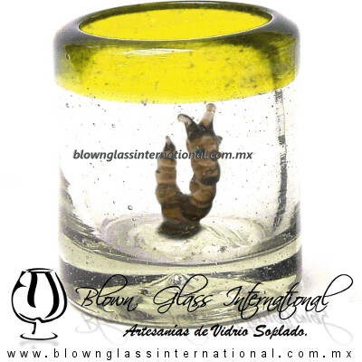 Tequilero Cilíndrico con Gusanito y Borde de Color Amarillo, Fábrica de Vidrio Soplado Artesanal, made in México - Blown Glass Factory Store Tonala, Handcraft, Handmade.