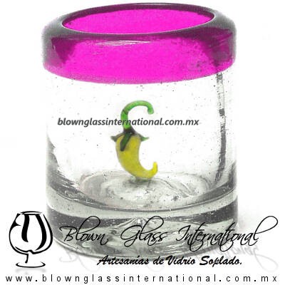 Tequilero Cilíndrico con Chile y Borde de Color Pintado Rosa Mexicano Fucsia Fiusha, Fábrica de Vidrio Soplado Artesanal, made in México - Blown Glass Factory Store Tonala, Handcraft, Handmade.