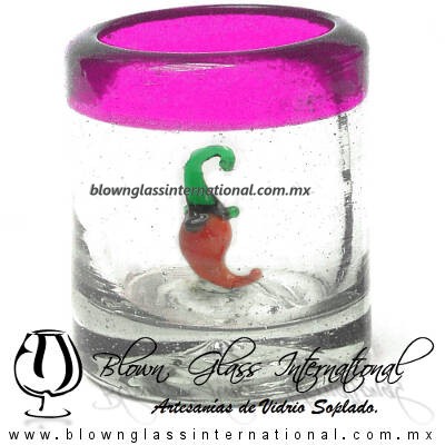 Tequilero Cilíndrico con Chile y Borde de Color Pintado Rosa Mexicano Fucsia Fiusha, Fábrica de Vidrio Soplado Artesanal, made in México - Blown Glass Factory Store Tonala, Handcraft, Handmade.